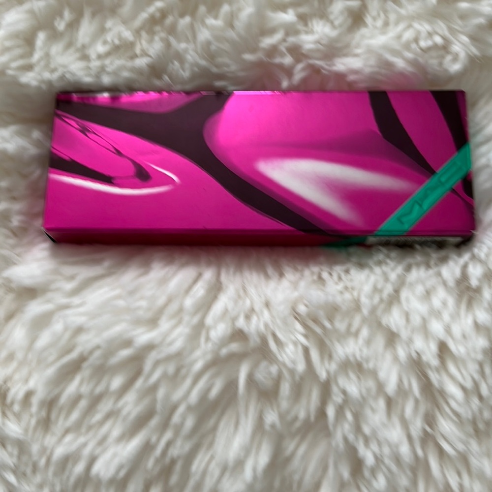 MAC Shiny pretty things face compact